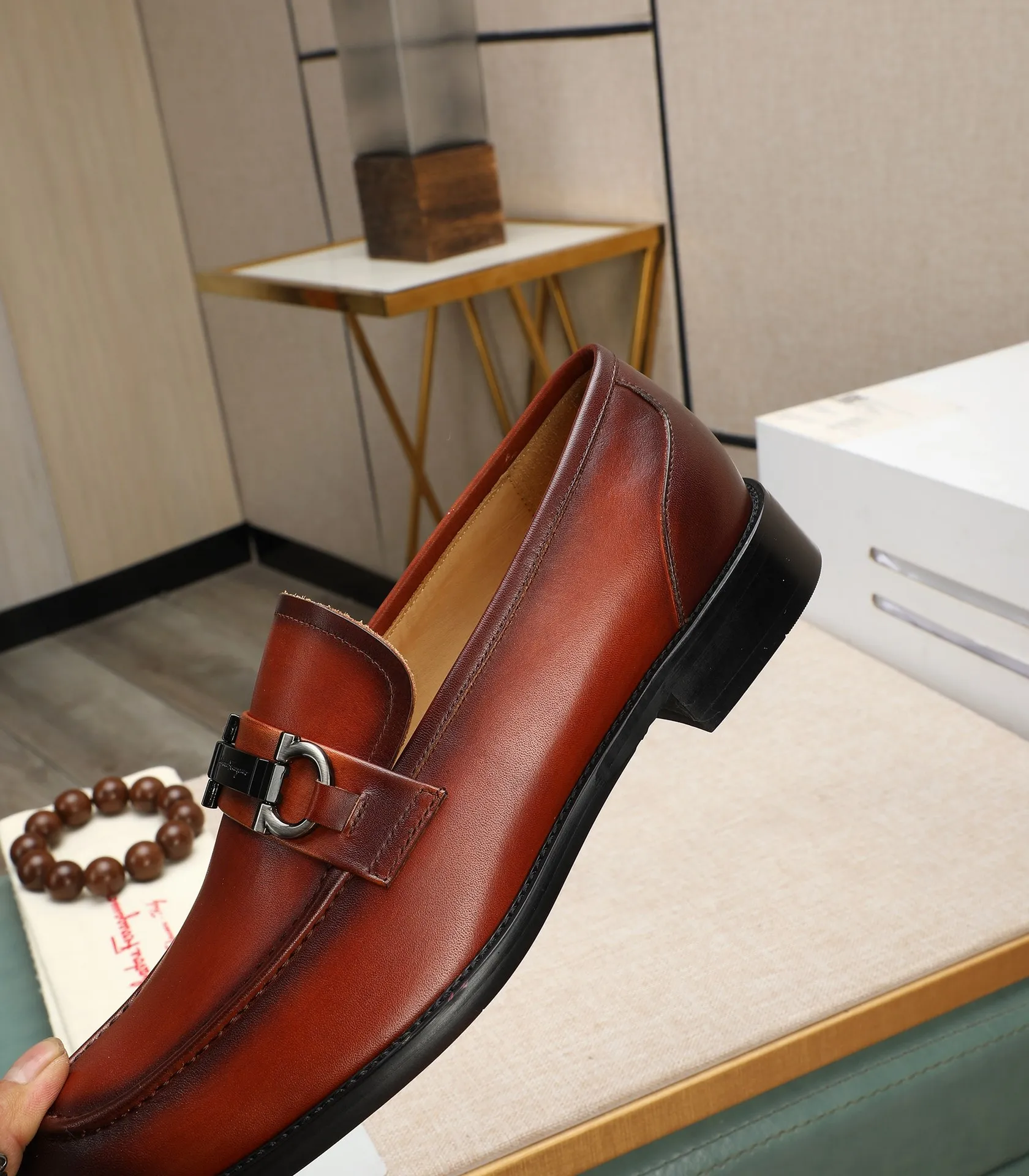 Men's shoes 💰540📛📛(water-dyed cowhide) Salvatore Ferragamo high-end (Salvatore Ferragamo) is the world's top luxury footwear brand. It comes from the fashion kingdom of Italy and is famous all over the world for its traditional handmade design and novel styles...🚶🏻🚶🏻New suit shoes are available simultaneously at the counter. This model is purely handmade. The fabric is imported from Italy's original first-layer cowhide. Soft water-dyed cowhide lining. Original authentic outsole🌀🌀Size: 38➖44 (45 customized)